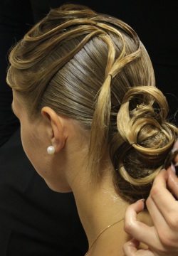 Прическа небрежный пучок из волос: как сделать, фото и видео